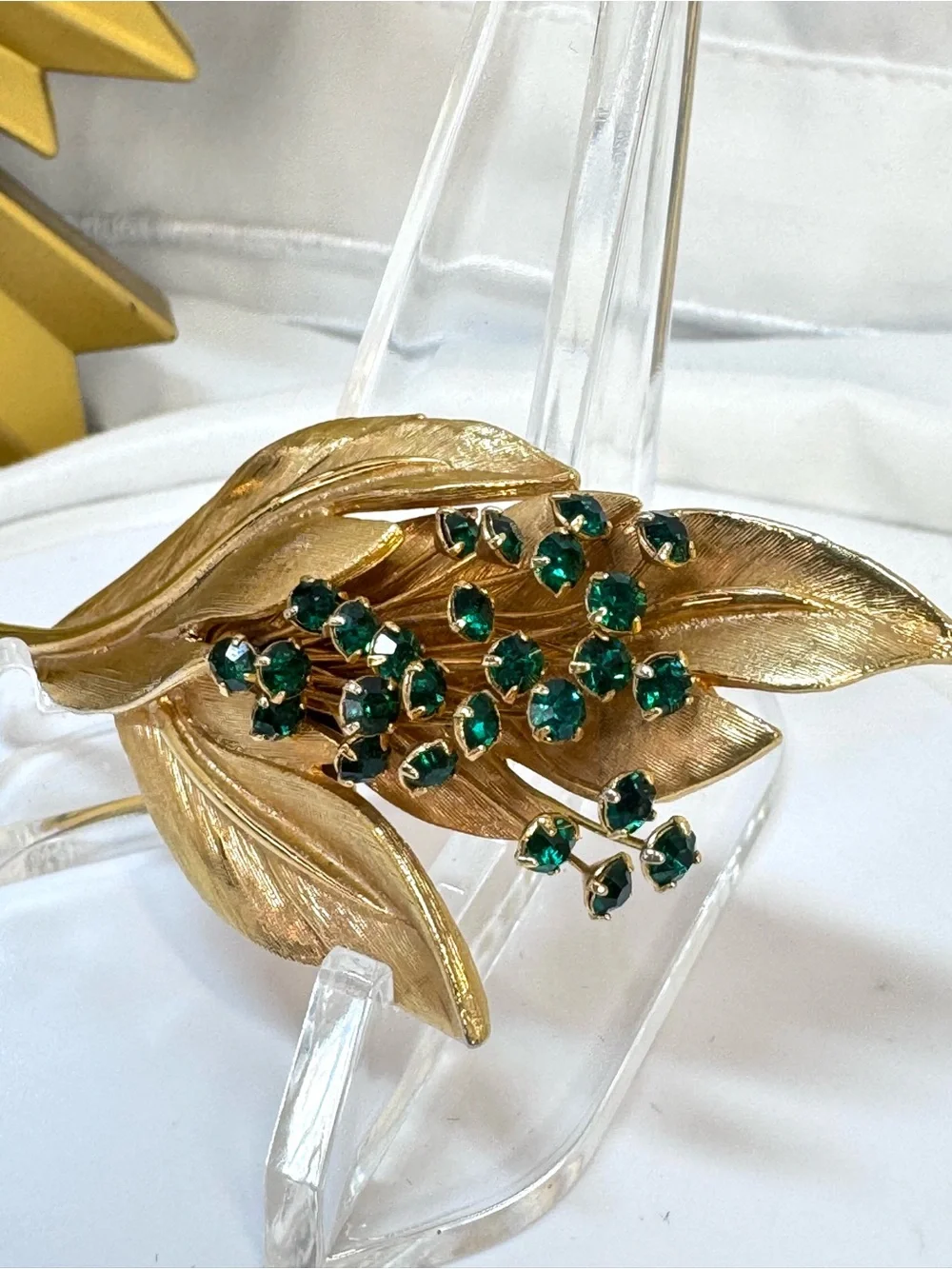 Beautiful Holiday Gold Leaf Brooch with Emerald Green Stones - Vintage